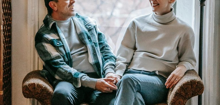 Casal maduro sorrindo em casa