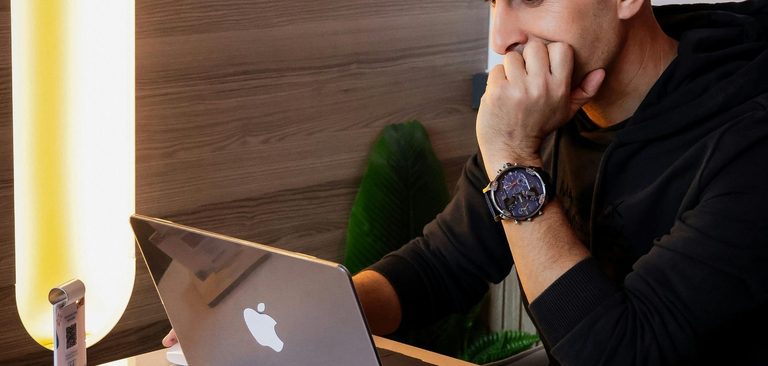 Homem trabalhando concentrado no notebook