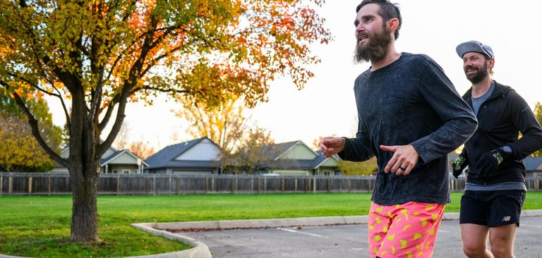 Homens correndo em um parque